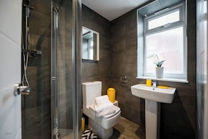 Shower, hair dryer, towels, soap - Windmill House Apartment 4 (Lytham Saint Annes)