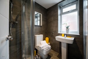 Douche, sĂšche-cheveux, serviettes fournies, savon