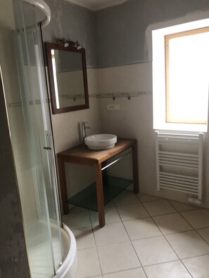 Baignoire, papier toilette