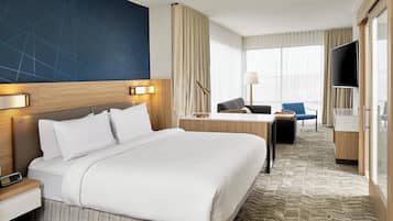 Phòng Suite, 1 giường cỡ king và sofa giường, góc | 1 phòng ngủ, bàn, khu vực làm việc phù hợp cho laptop