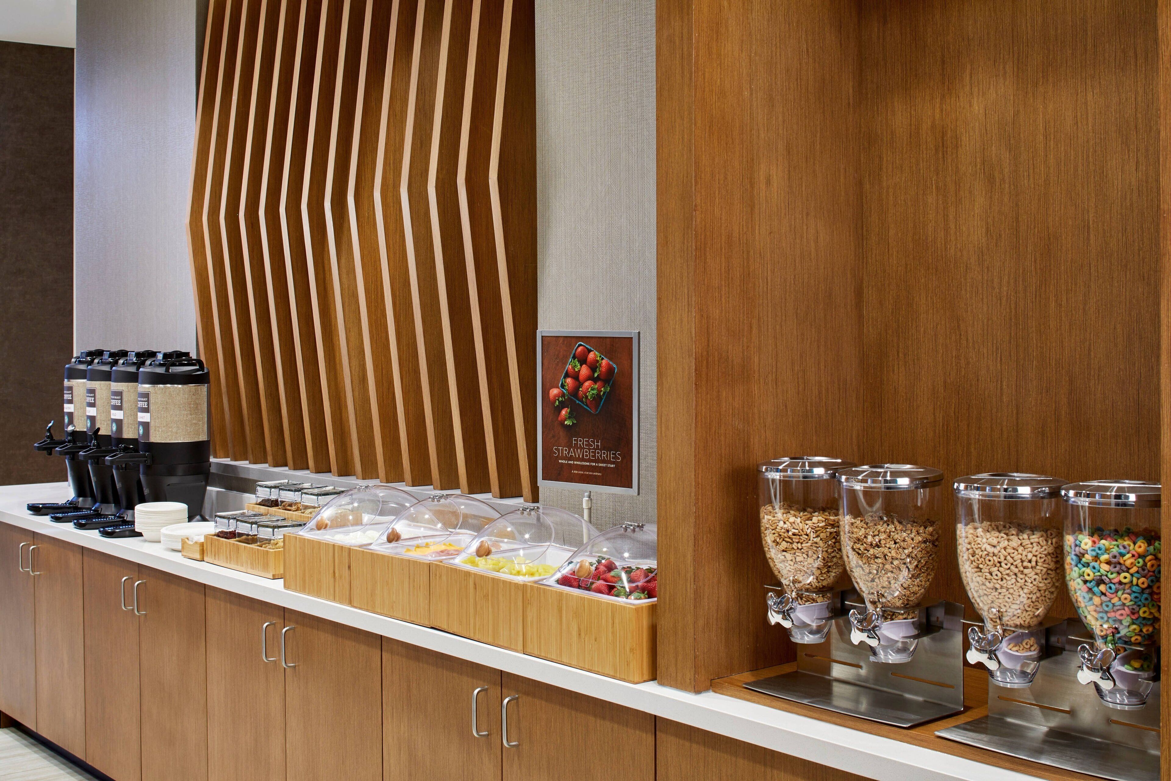 Un buffet pour le petit-déjeuner proposant divers aliments et accompagnements.