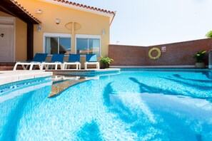 Piscine chauffée, chaises longues