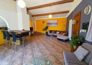 Télévision, cheminée