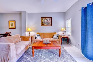 House (Private pool and enjoy all resort ame) | Living room