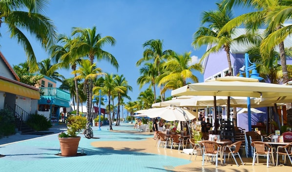 Outdoor dining - Beach front paradise! Steps to the beach with unforgettable sunsets.... (Fort Myers Beach)