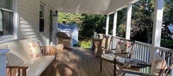 Cozy 3 bedroom house with large covered porch just steps from downtown BBH.