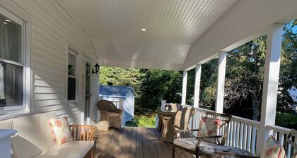 Cozy 3 bedroom house with large covered porch just steps from downtown BBH.