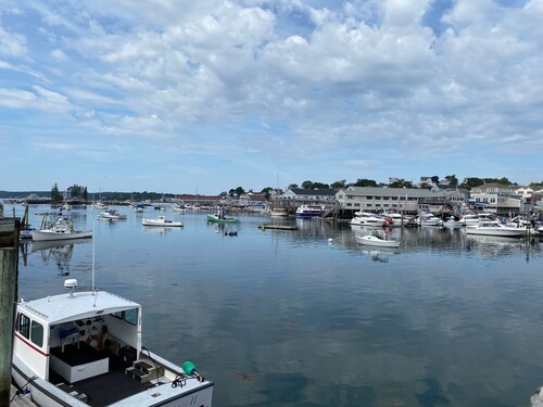 Cozy 3 bedroom house with large covered porch just steps from downtown BBH.