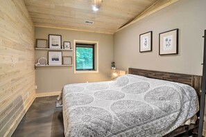 2 bedrooms, Internet, bed sheets - Modern Arcadia Farmhouse on 80 Acres w/ Fire Pit! (Arcadia)