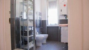 Sèche-cheveux, serviettes fournies, savon, shampoing