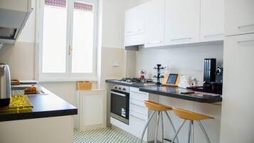 Frigorifero, forno, piano cottura, lavastoviglie