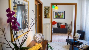 Smart-TV, DVD-spiller og bøker