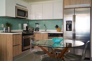 Fridge, microwave, stovetop, dishwasher - Let the colors of the Sea,set your soul free,for3 (Eagle Beach)