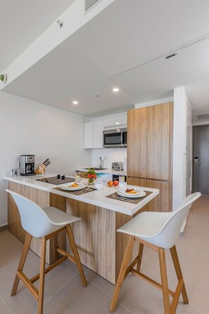 Fridge, microwave, stovetop, dishwasher
