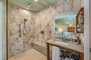 Douche, séchoir à cheveux, serviettes fournies, savon