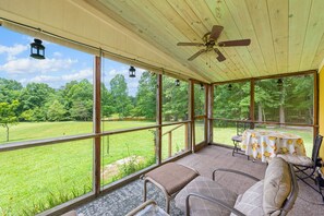 Outdoor dining - Mountain Meadow (Mentone)