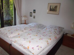 1 Schlafzimmer, Schreibtisch, Bettwäsche