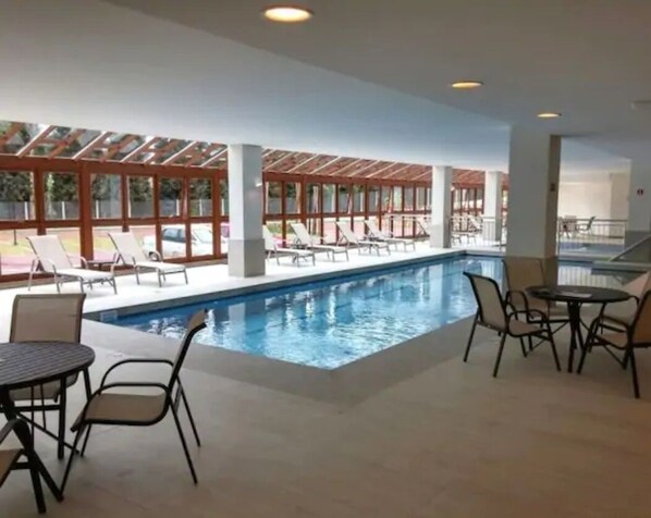 室內泳池、室外泳池