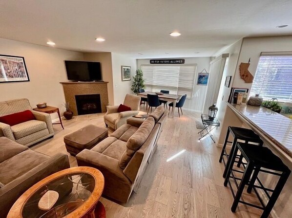 Televisión y chimenea 