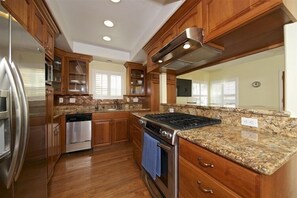 Fridge, microwave, oven, stovetop - 719 Yarmouth (San Diego)