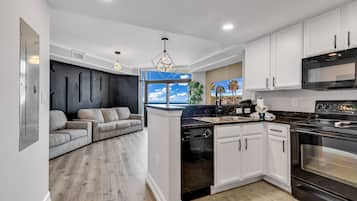 Condo Prestigio, 1 habitación, balcón, vista al océano | Cocina privada | Refrigerador con congelador, microondas, horno y parrilla de estufa