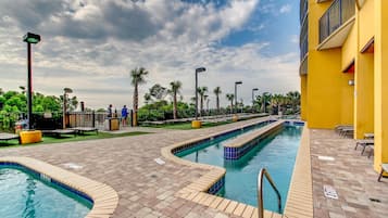 Una piscina techada, una piscina al aire libre de temporada