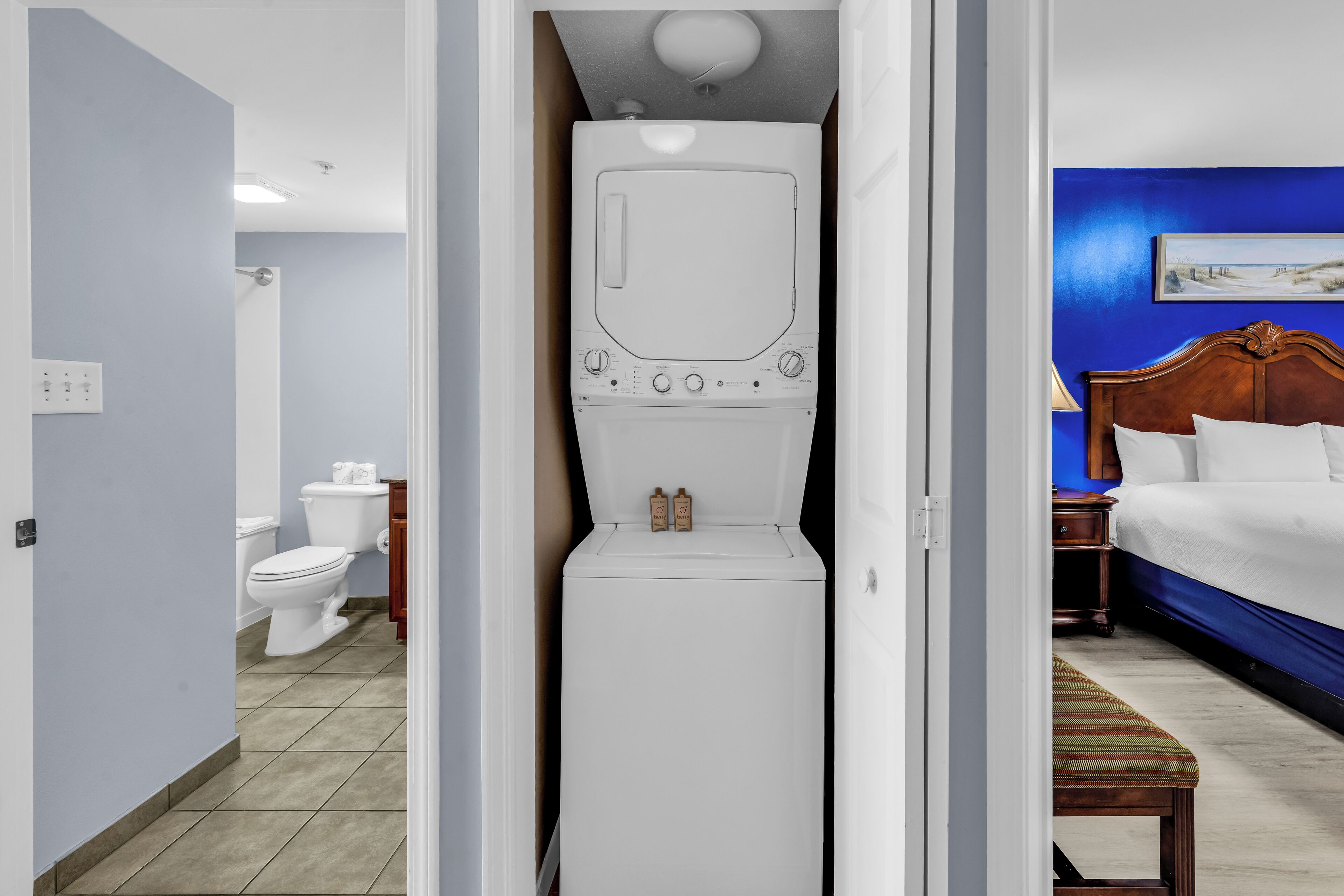 Habitación de hotel con diseño compacto, que incluye un inodoro, una cama y una mesita.