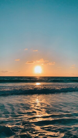 En la playa y camastros 