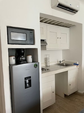 冷蔵庫、電子レンジ、コーヒー / ティーメーカー