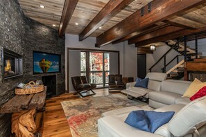 Fernseher, Kamin, Tischfußball, Stereoanlage