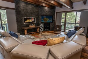 Fernseher, Kamin, Tischfußball, Stereoanlage