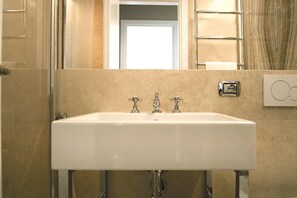 Shower, hair dryer, bidet, towels