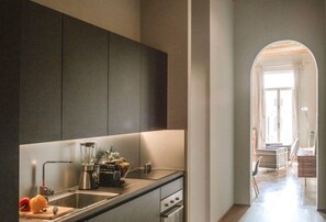 Kjøleskap, ovn, kokeplater og oppvaskmaskin