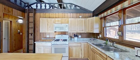 Réfrigérateur, four à micro-ondes, un four, surface de cuisson