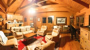 Télévision, cheminée, lecteur de DVD, chaîne hi-fi