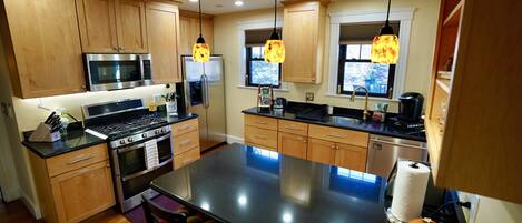 Kylskåp, mikrovågsugn, ugn och spishäll