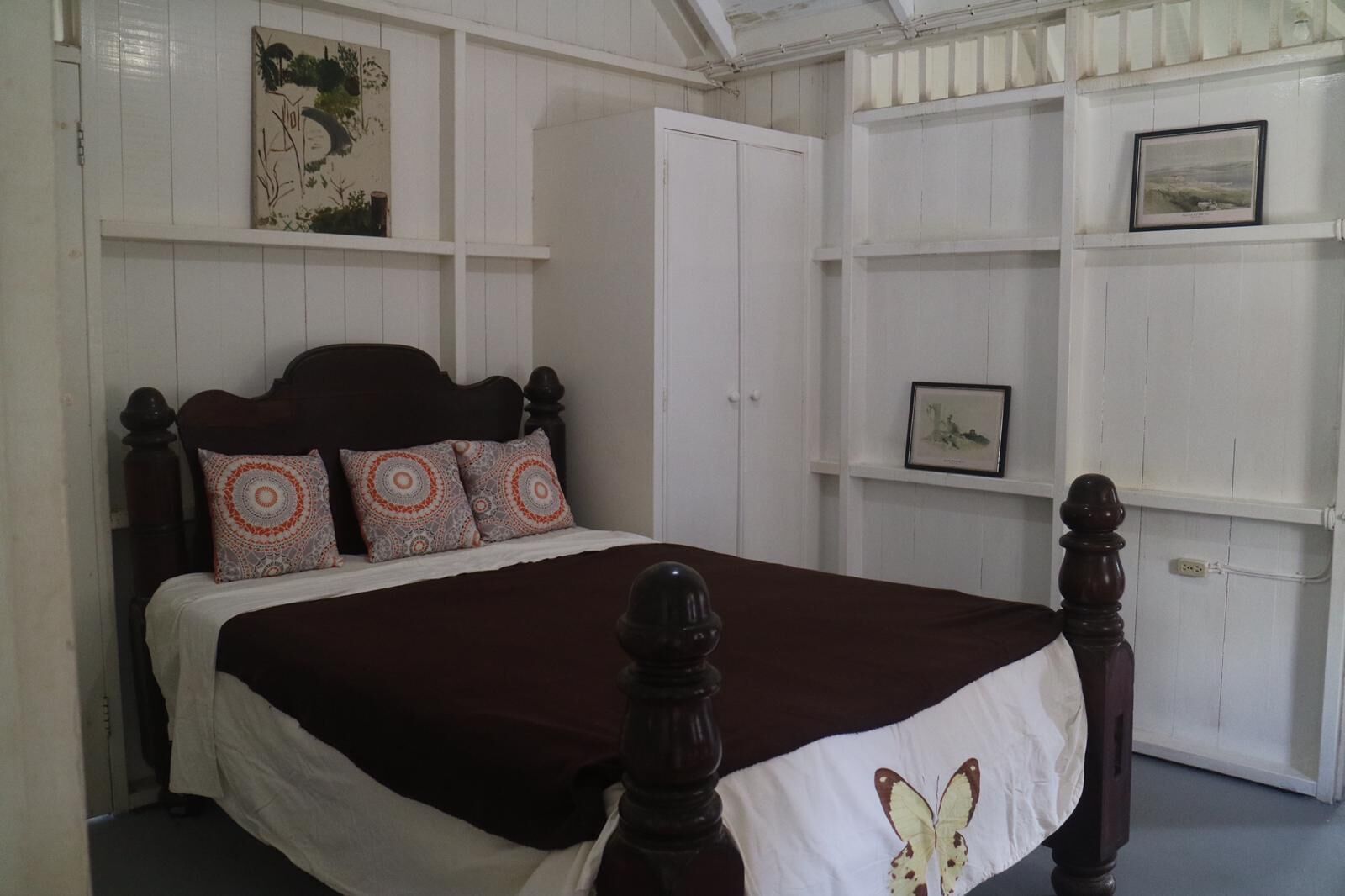 4 عدّة غرف نوم وواي فاي وملاءات أسرّة