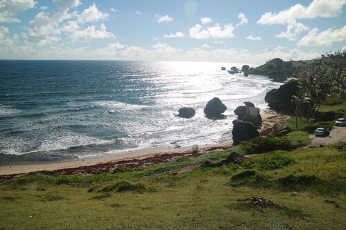 Bathsheba, 4 Bedroom Oceanside Family Getaway. Walk to beach and Soup Bowl.