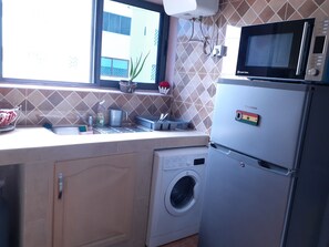 Fridge, microwave, oven, stovetop - Cozy Inn. Home Away from Home - Borteyman (Airport Pickup available) (Accra)