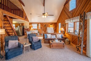 Living area - A Fun Cabin Retreat Close to Grandfather Mountain  (Banner Elk)