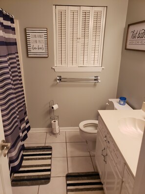Ensemble douche/baignoire, sèche-cheveux, serviettes fournies, savon