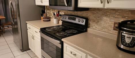 Réfrigérateur, micro-ondes, four, plaque de cuisson