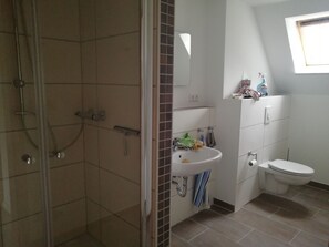 Dusche, Haartrockner, Handtücher, Seife