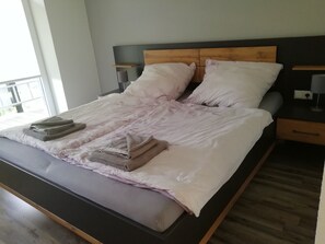 3 slaapkamers, een strijkplank/strijkijzer, gratis wifi, beddengoed