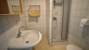 Een douche, handdoeken