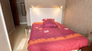 Travel cot, free WiFi, bed sheets