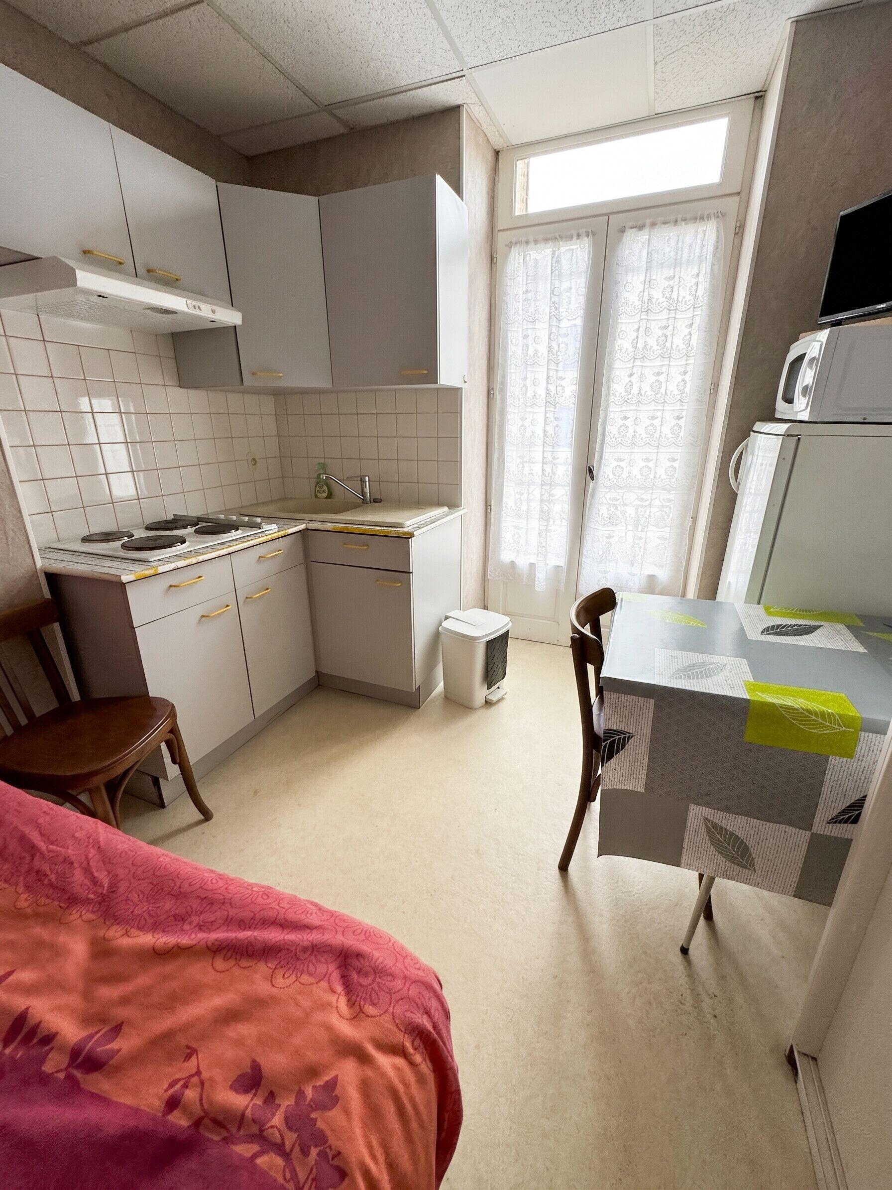 Coffee/tea maker, fridge, microwave, stovetop