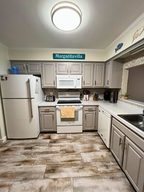 Een koelkast, een magnetron, een oven, een kookplaat