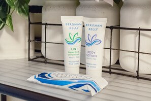 Banheira, secador de cabelo, toalhas de banho, sabonete