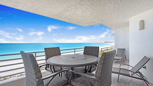 Marco dream vacation awaiting you! Somerset 606 Completely remodeled. Coastal!